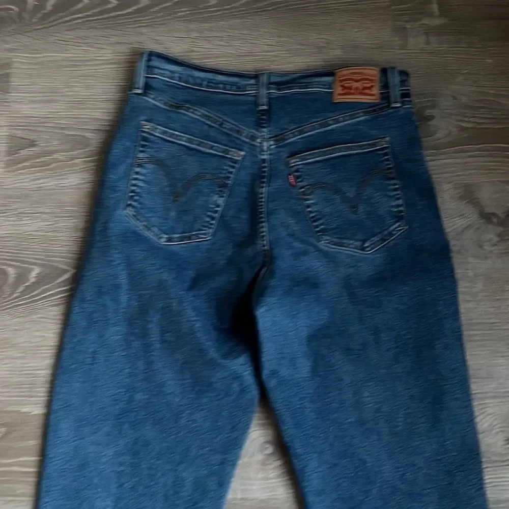 Levi's Ribcage Straight Ankle Jeans - Picture 12 of 13